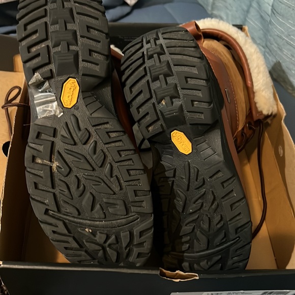 Ugg Event fabrics waterproof Boot with fuzz inside! Original box - Picture 8 of 10